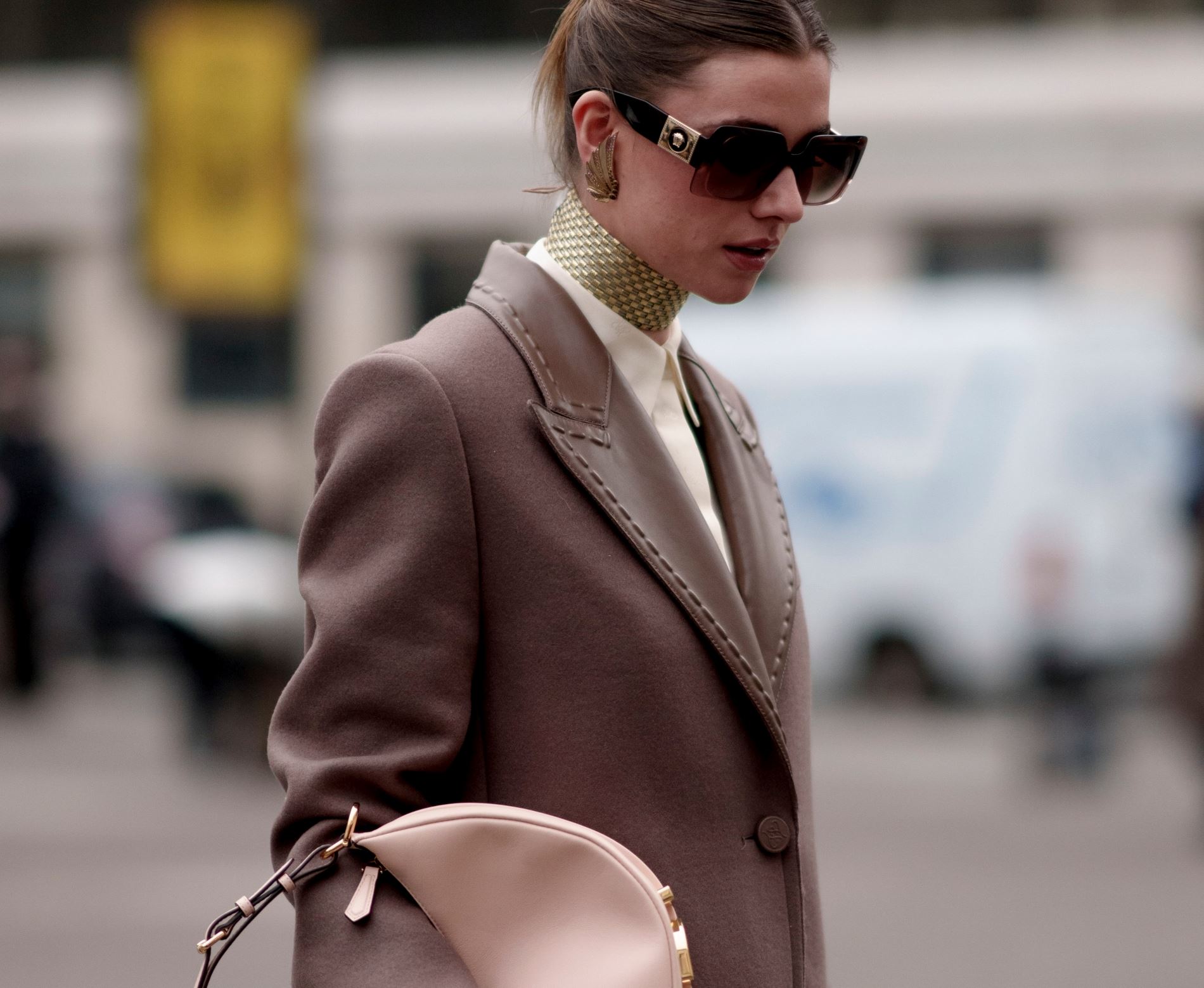 Scarf-coat: Όσα χρειάζεται να ξέρεις για τη νέα τάση στα παλτό, αλλά και πού να τη βρεις