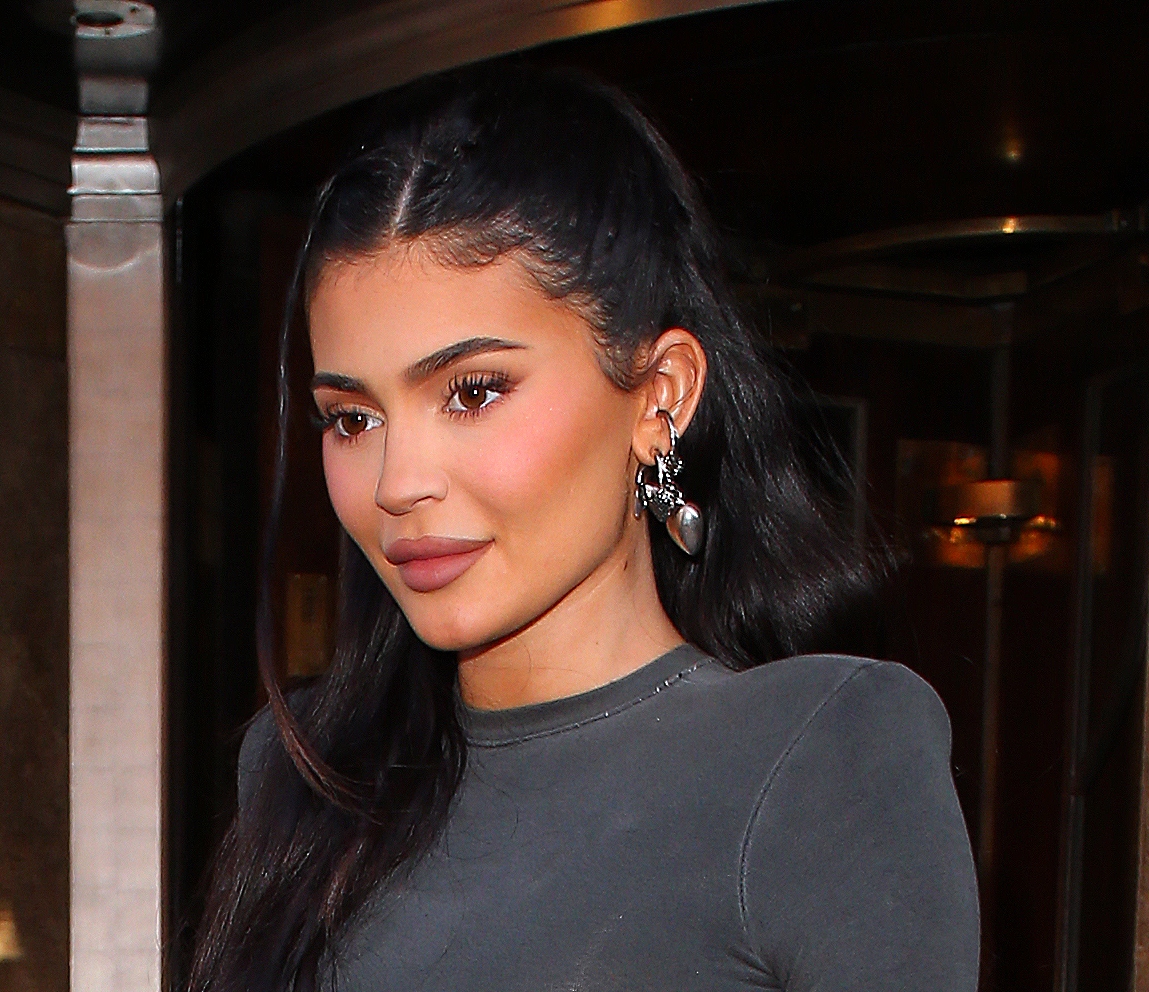 Η Kylie Jenner μας δείχνει τον πιο σύγχρονο τρόπο να φορέσουμε την cropped ζακέτα μας