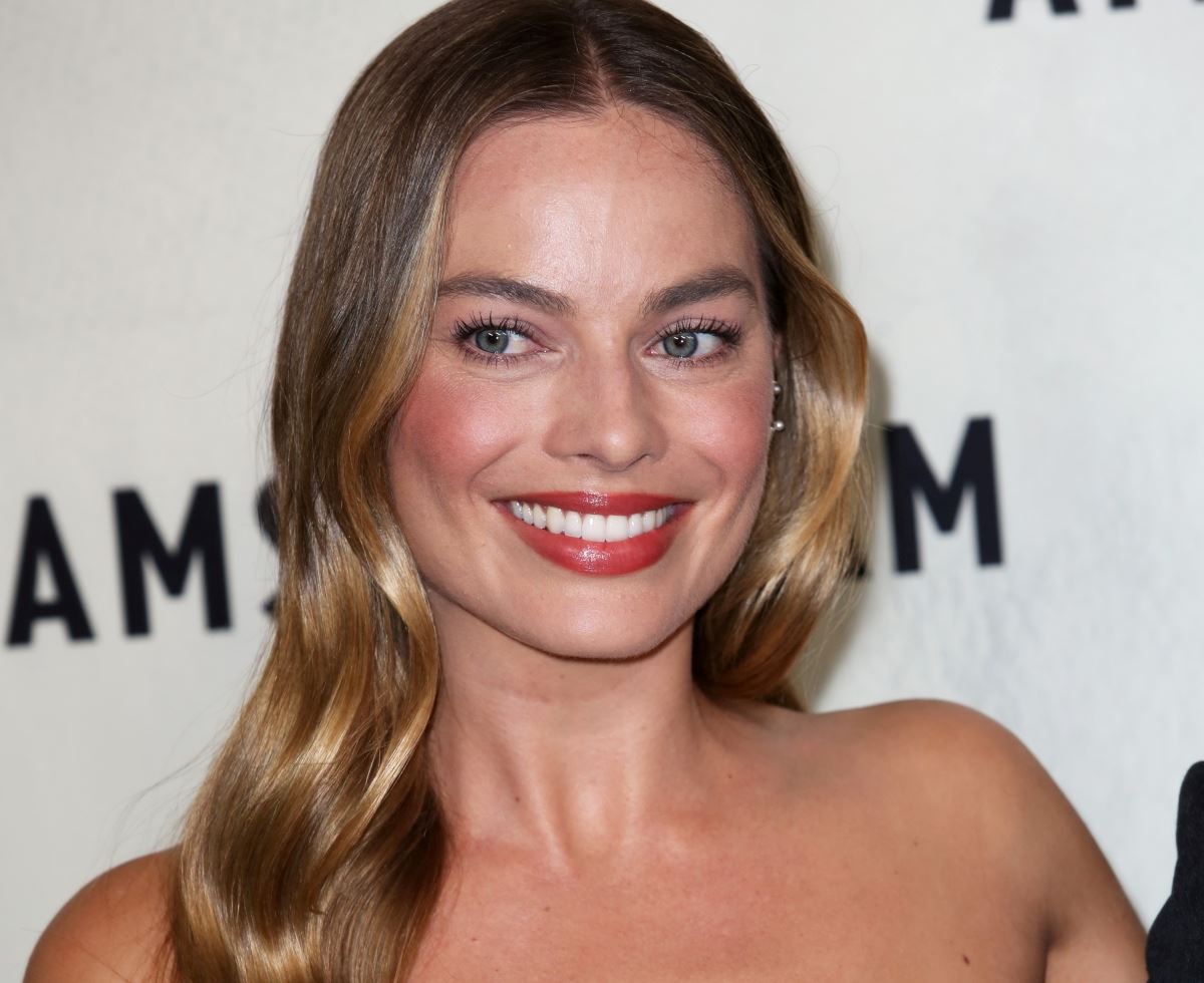 Η Margot Robbie μας δείχνει πώς να φορέσουμε λευκό κοστούμι τον χειμώνα