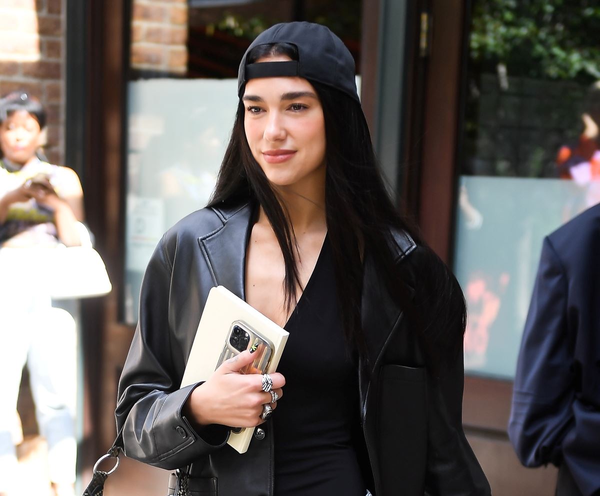 Dua Lipa: Φόρεσε πουκάμισο Moschino με αγαπημένο ήρωα της Disney και το θέλουμε τώρα