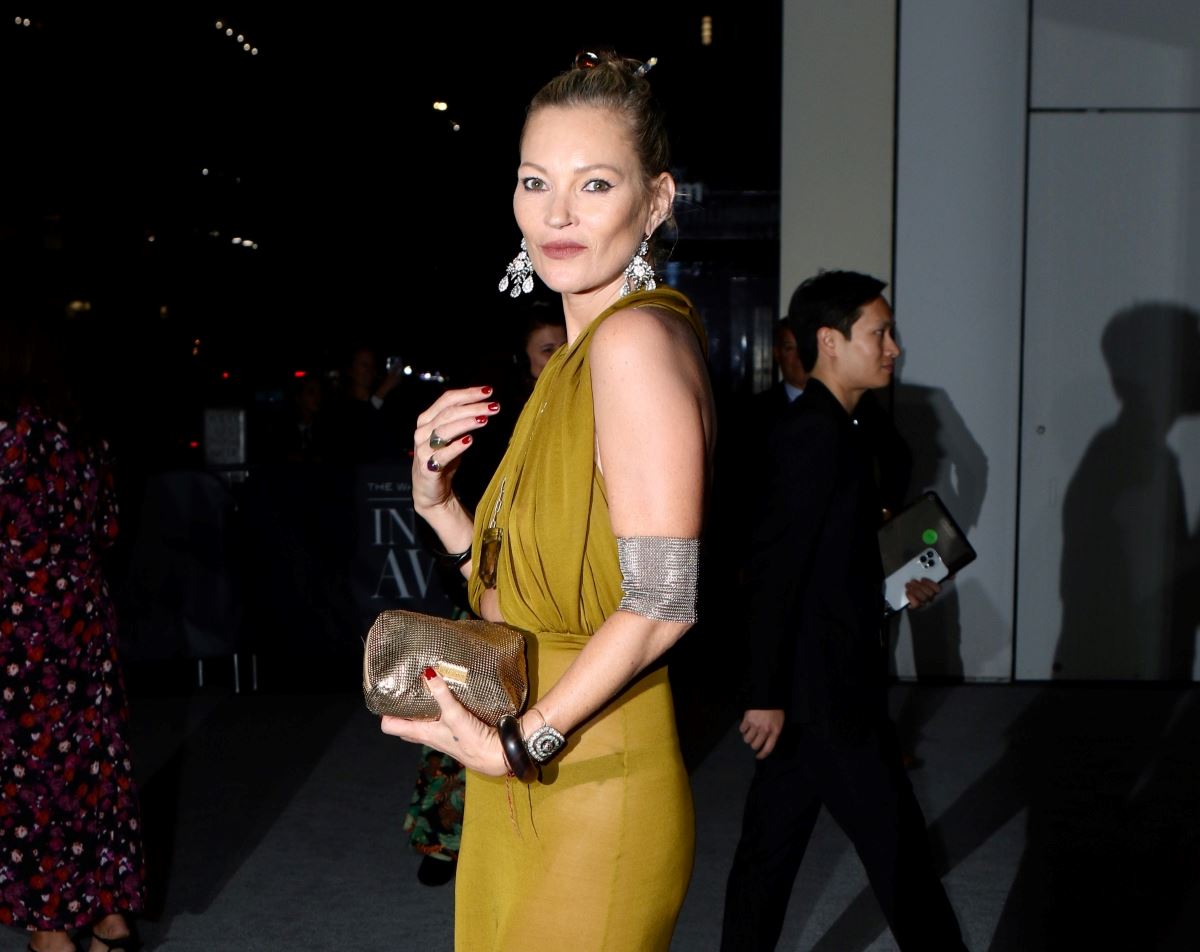 H Kate Moss μόλις έκανε recreate μια εμβληματική της εμφάνιση πριν από 30 χρόνια και μας μετέφερε στα 90s'