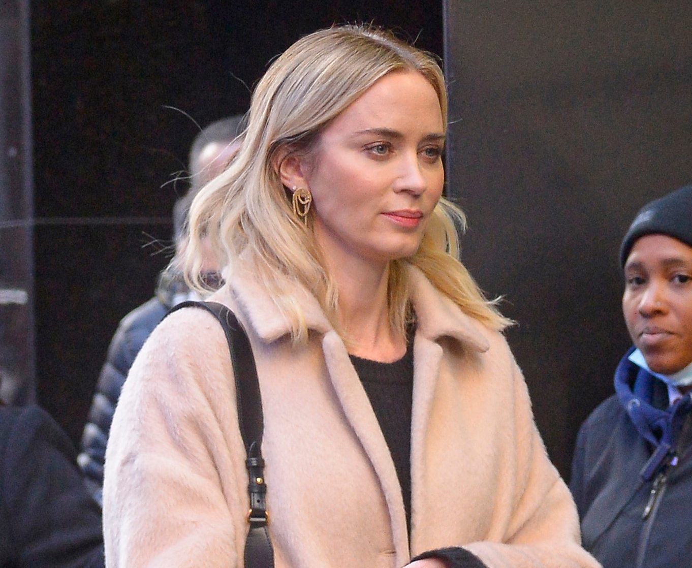 Emily Blunt: Το πλεκτό φόρεμα σε ανατρεπτική απόχρωση που μας έδωσε το τέλειο winter inspo