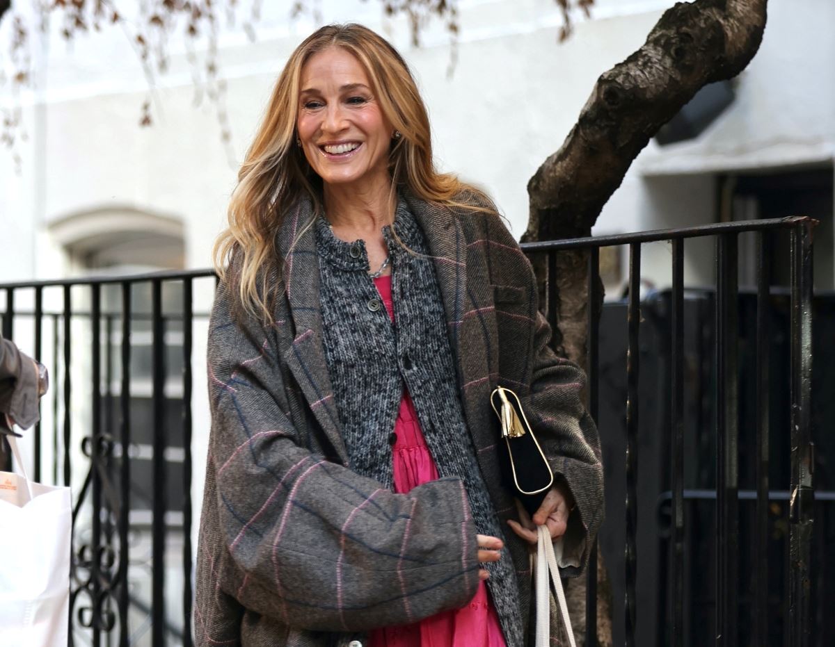 Sarah Jessica Parker: Το casual item που δεν αποχωρίζεται ακόμα και στις πιο glam εμφανίσεις της