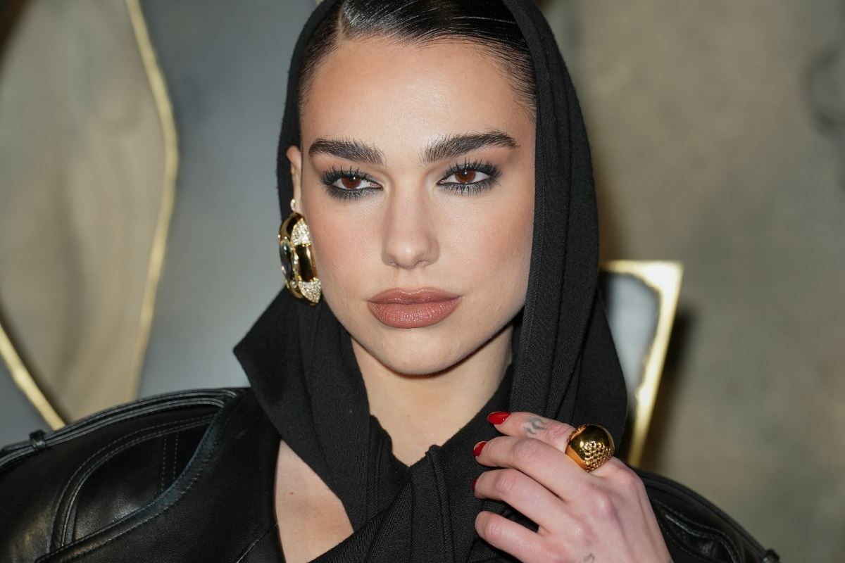 5 φορές που «κολλήσαμε» με το μανικιούρ της Dua Lipa