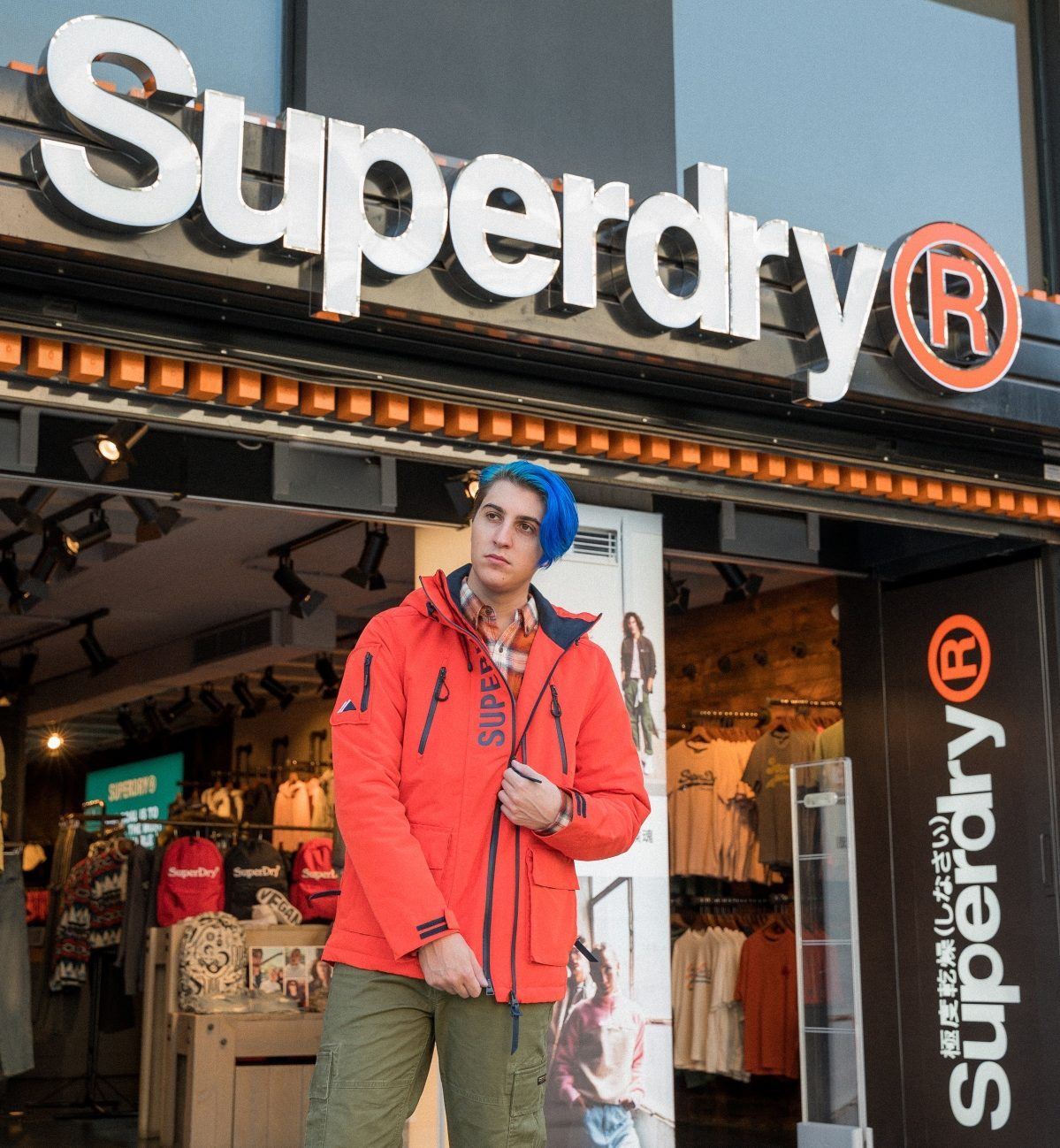 O Good Job Nicky επισκέπτεται το Superdry Store Γλυφάδας και ανακαλύπτει τη νέα συλλογή FW22!