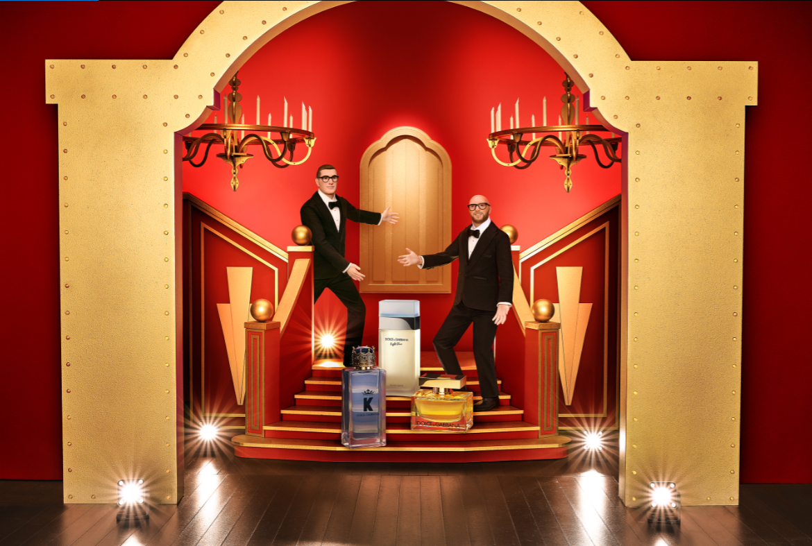 Ο οίκος Dolce & Gabbana beauty μας οδηγεί ένα βήμα πιο κοντά στη μαγεία των Χριστουγέννων