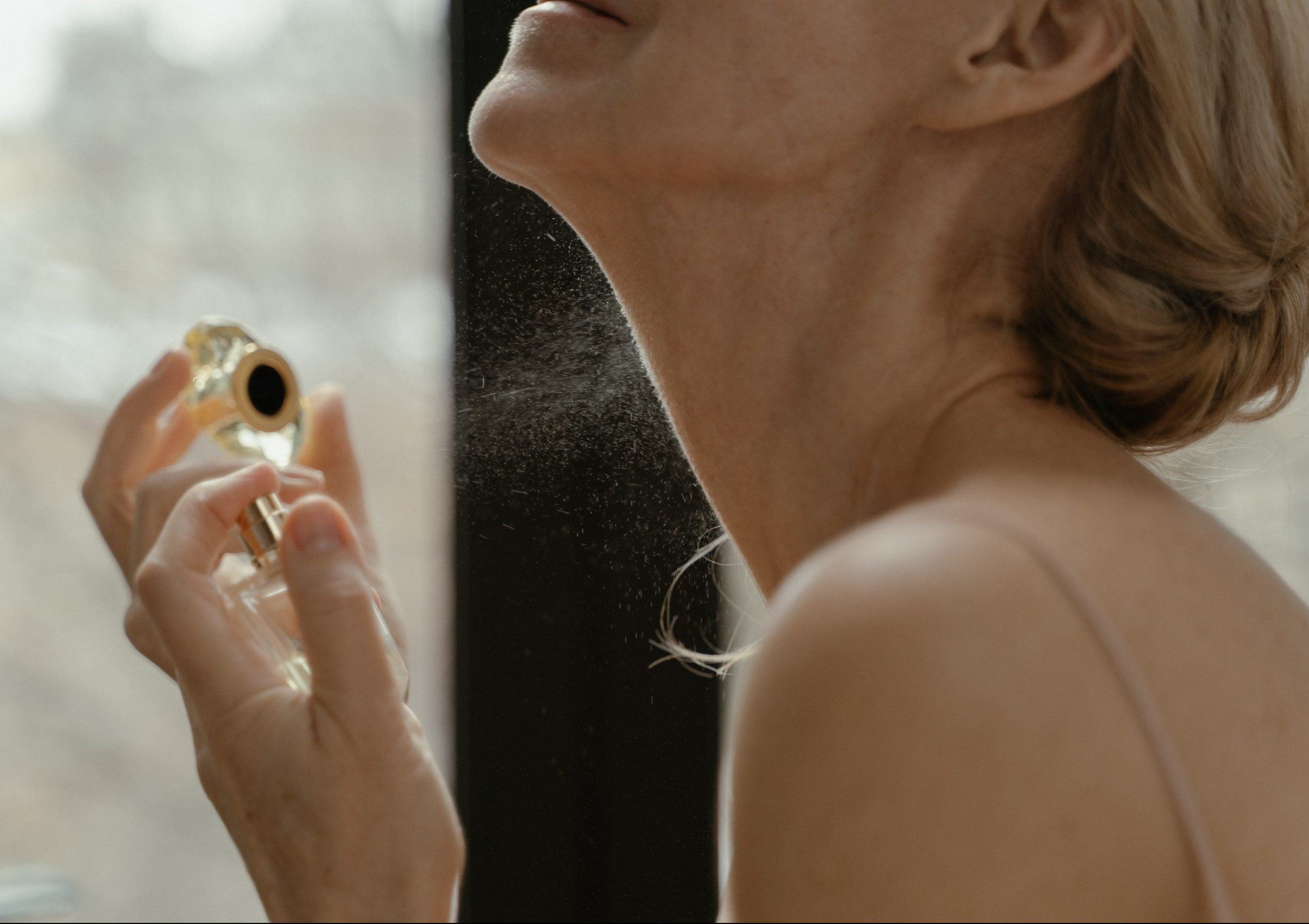 Perfume layering: Ο νέο τρόπος για να φοράμε το άρωμά μας που έχει γίνει viral στο διαδίκτυο