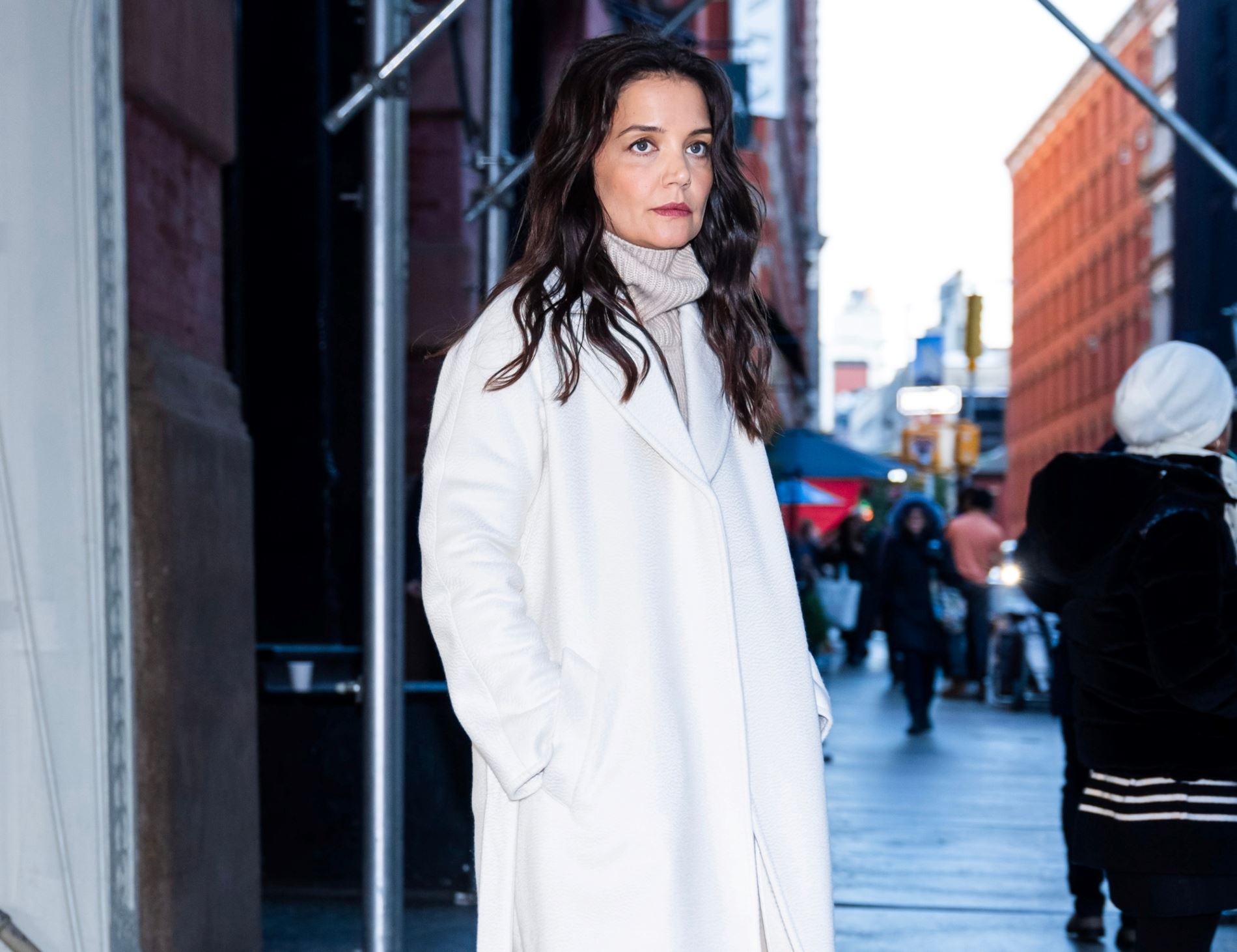 Katie Holmes: Το Falconeri σύνολό της μας δείχνει πώς να φοράμε υποδειγματικά τις αποχρώσεις του λευκού μέσα στην καρδιά του χειμώνα