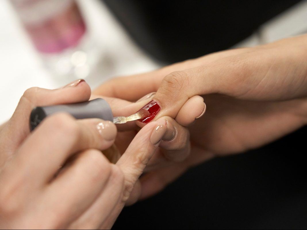 Festive nails: 6 ιδέες για άψογο γιορτινό μανικιούρ σε κοντά νύχια