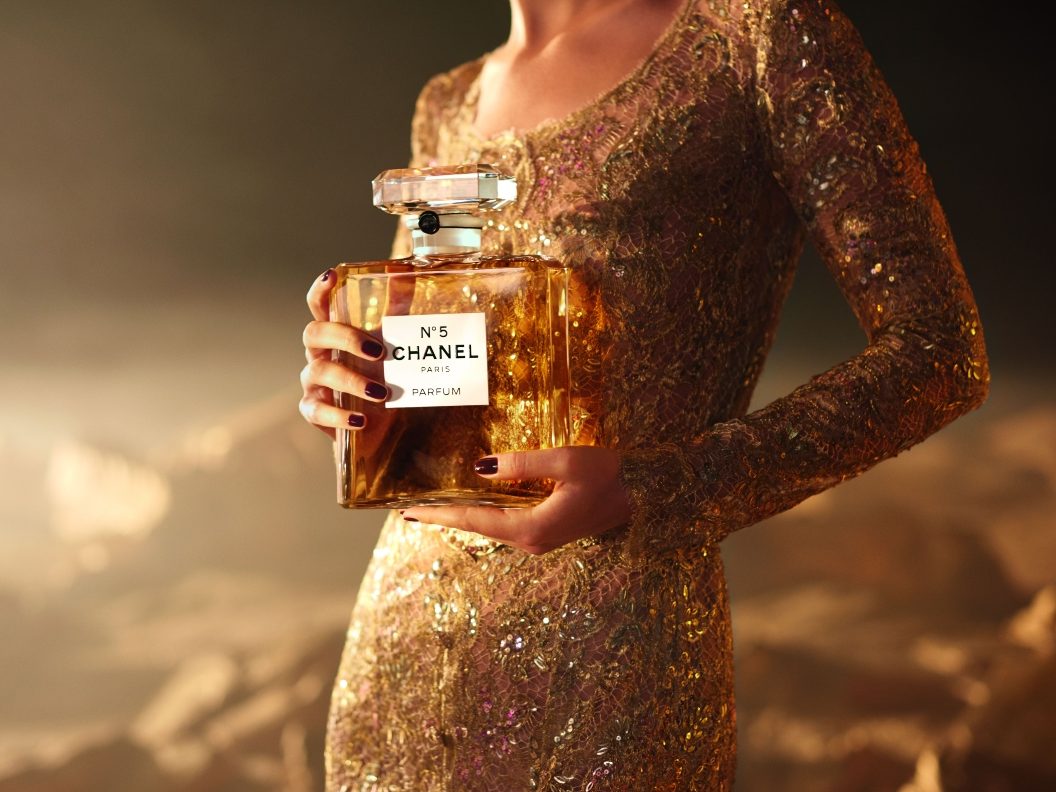 Chanel perfume: Γιατί ένα άρωμα από τον θρυλικό οίκο είναι το τέλειο δώρο για τα Χριστούγεννα