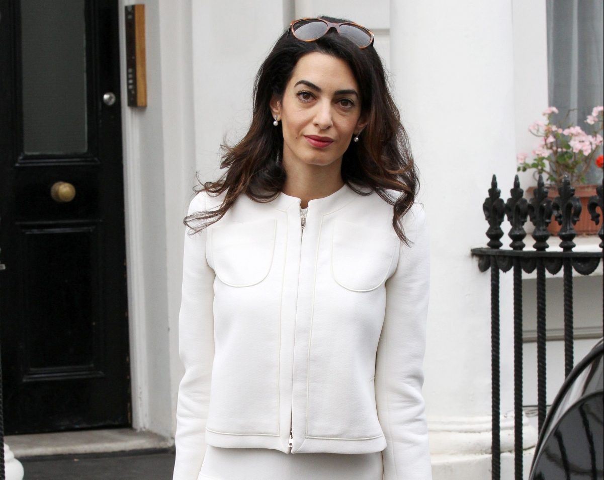 Amal Clooney: Υιοθέτησε την τέλεια καστανή απόχρωση για τον χειμώνα