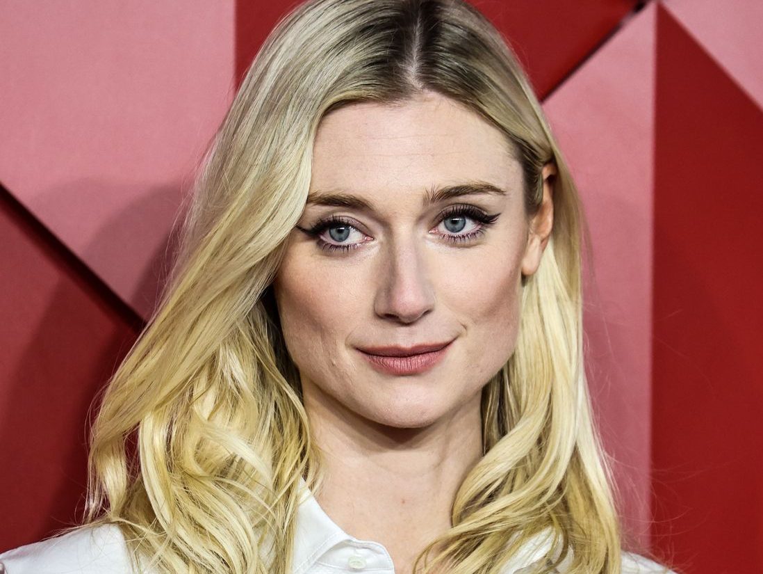 Η απλή, αλλά απίστευτα κομψή εμφάνιση της Elizabeth Debicki στα Fashion Awards