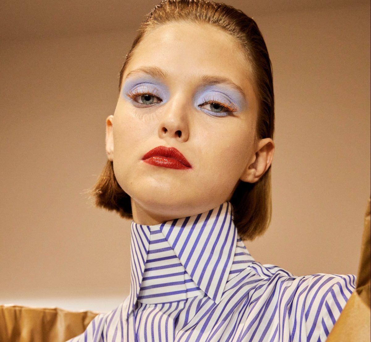 Washed Denim: Ο τρόπος για να φορέσεις τη μπλε σκιά και να απογειώσεις το eye-look σου