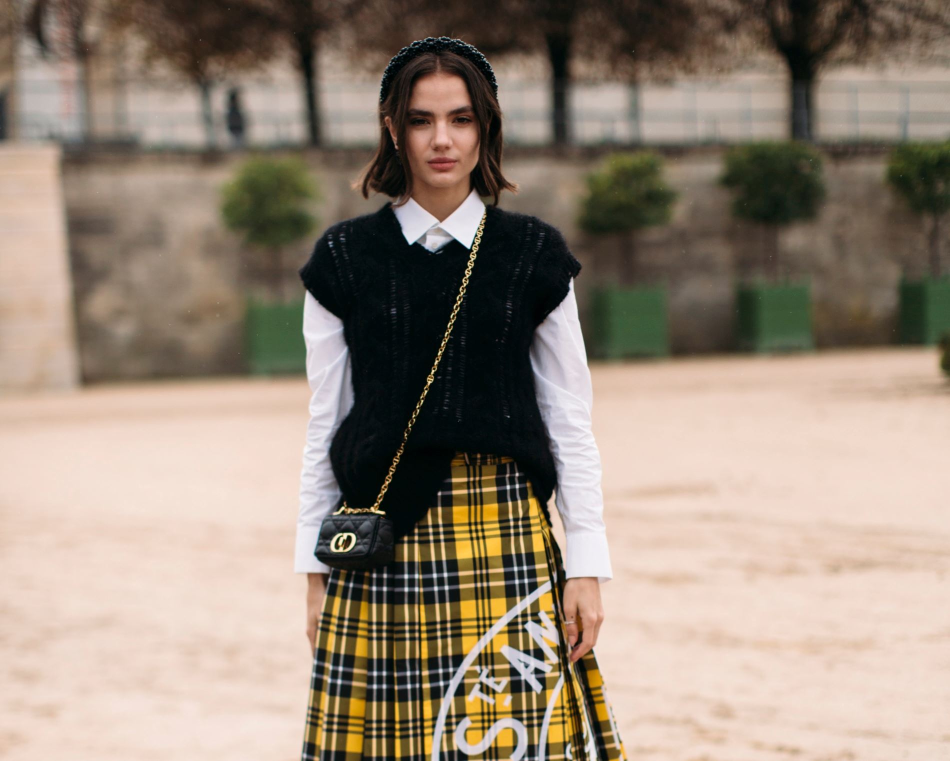 Η Wednesday Addams έκανε ξανά μόδα το αμάνικο πουλόβερ