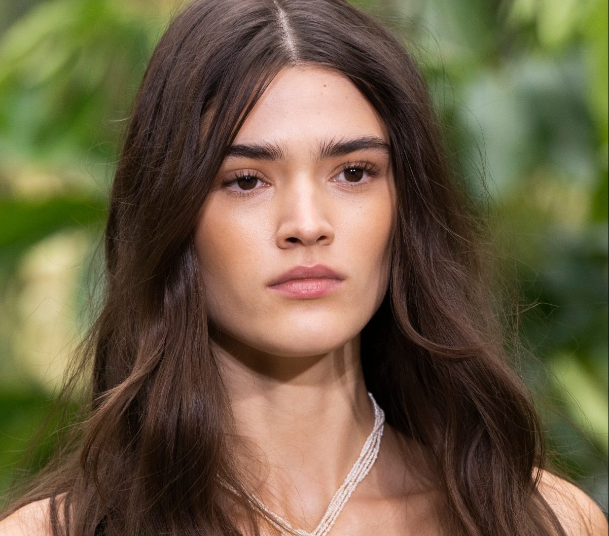 Μεταξένια μαλλιά κάθε μέρα: 5 hair-care προϊόντα που προστατεύουν από τη θερμότητα και επαναφέρουν τη χαμένη λάμψη