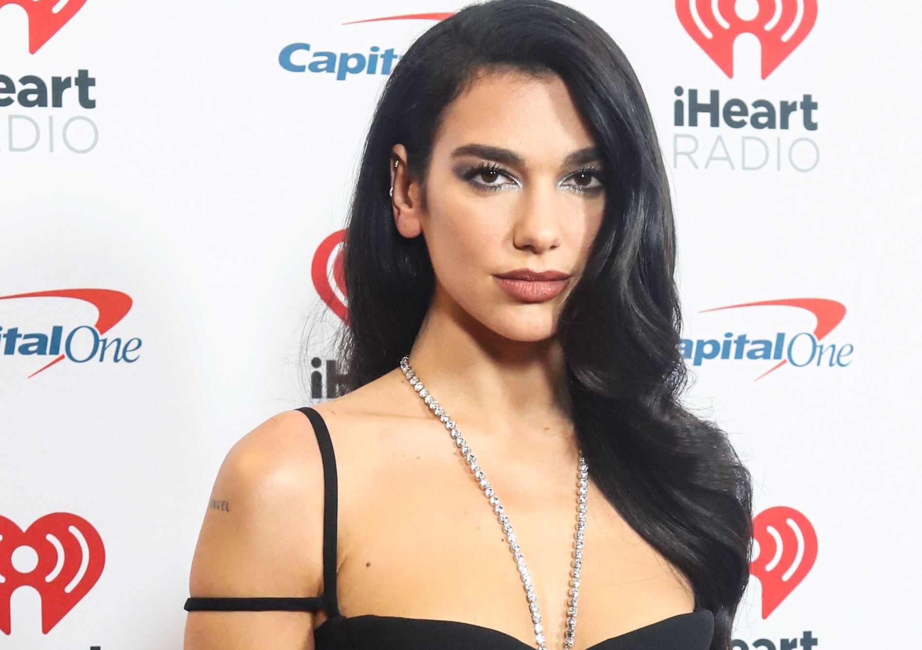 H Dua Lipa ανανεώνει το βραδινό ντύσιμο με τον πιο δυναμικό και σέξι τρόπο