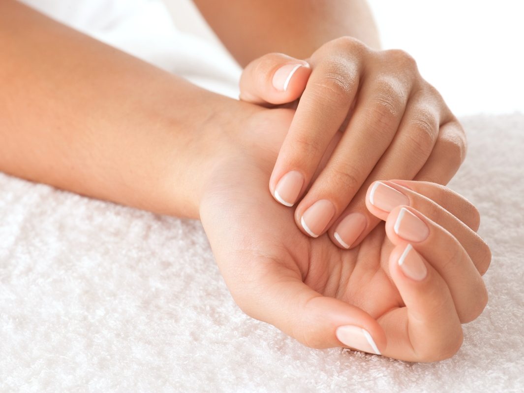 Nail treatment: 7 οικονομικές θεραπείες για πιο δυνατά και όμορφα νύχια