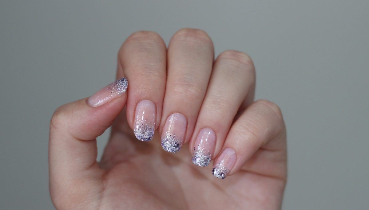 Festive nails: 8 ιδέες για μανικιούρ που θα σε βάλουν σε mood Χριστουγέννων