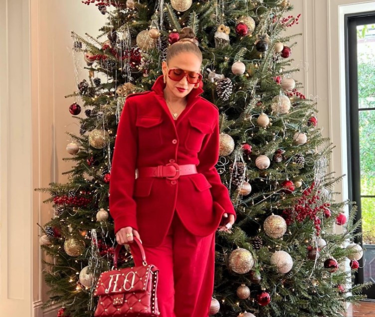 Η Jennifer Lopez μοιράζεται με τους fans της τα γιορτινά looks της και είναι για ακόμα μια φορά υπέροχη