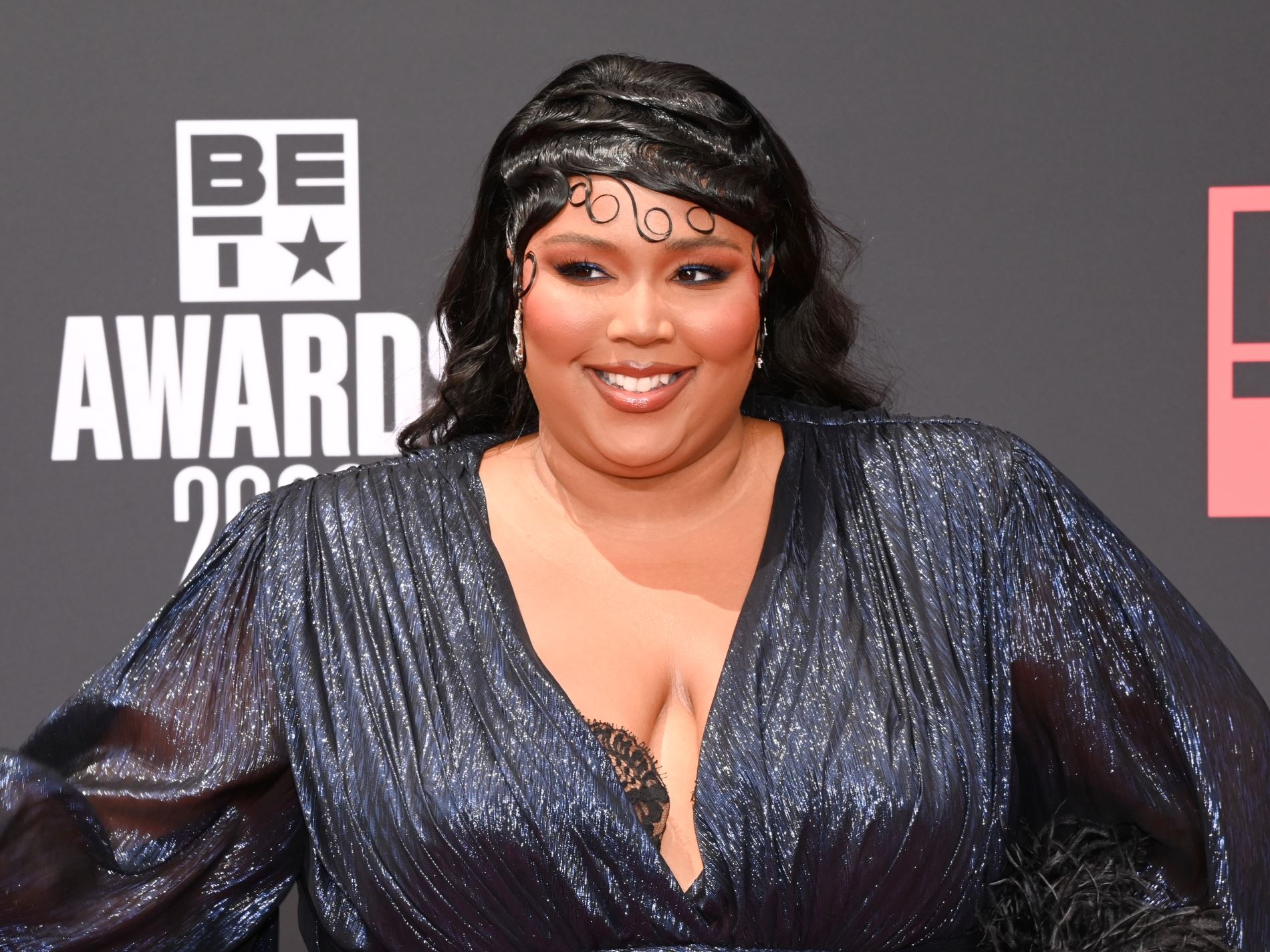 Η Lizzo φοράει McQueen στα People’s Choice Awards και καταρρίπτει όλα τα στερεότυπα