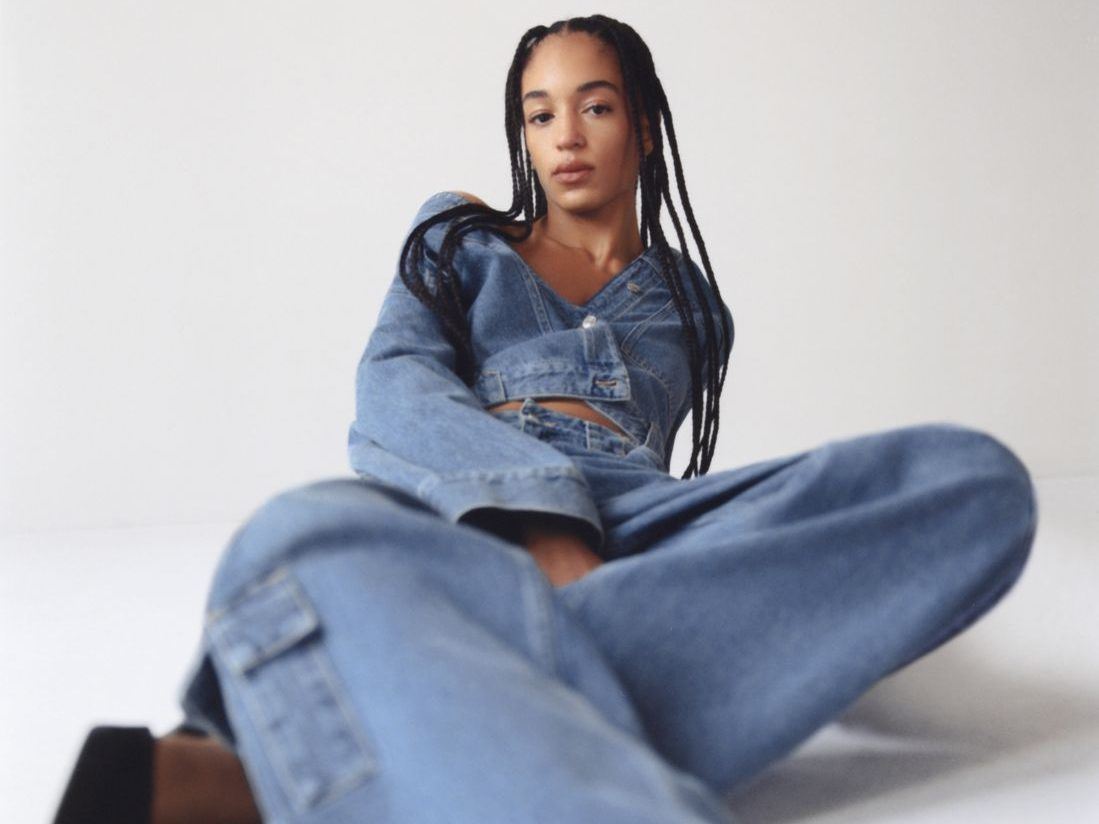 Η Mango λανσάρει την πρώτη της συλλογή denim σχεδιασμένη με κριτήρια κυκλικότητας για την προώθηση μιας δεύτερης ζωής των ενδυμάτων