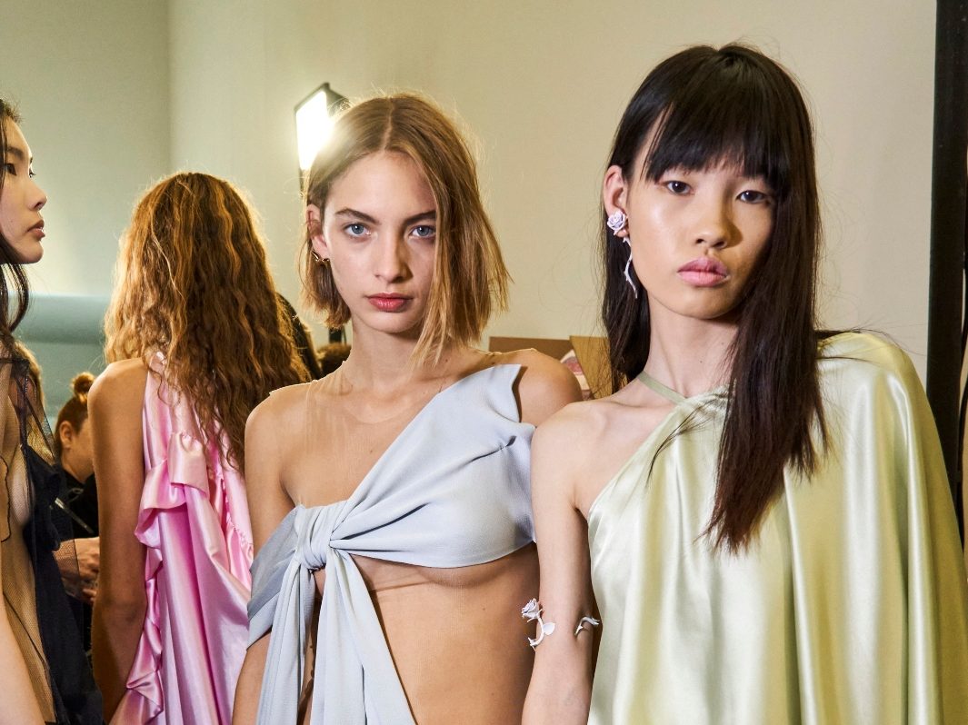 To brand ομορφιάς που δημιούργησε τo πρώτο gadget εφαρμογής μακιγιάζ για άτομα με μειωμένη κινητικότητα