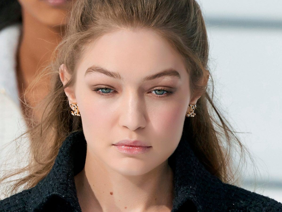 To ρουζ stick που χαρίζει τα πιο φρέσκα beauty looks και γίνεται συνεχώς sold out