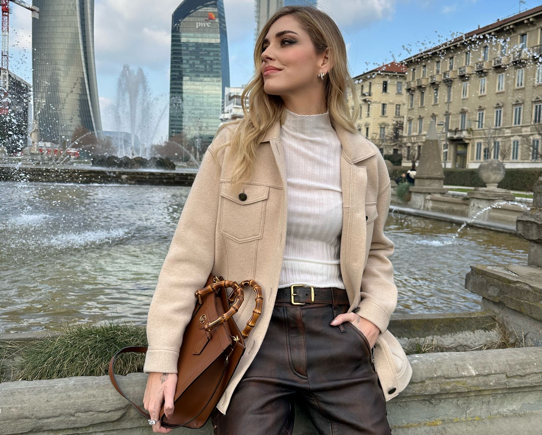 Το bomber jacket της Chiara Ferragni στην πιο hot απόχρωση της σεζόν είναι ιδανικό για βόλτες στην πόλη
