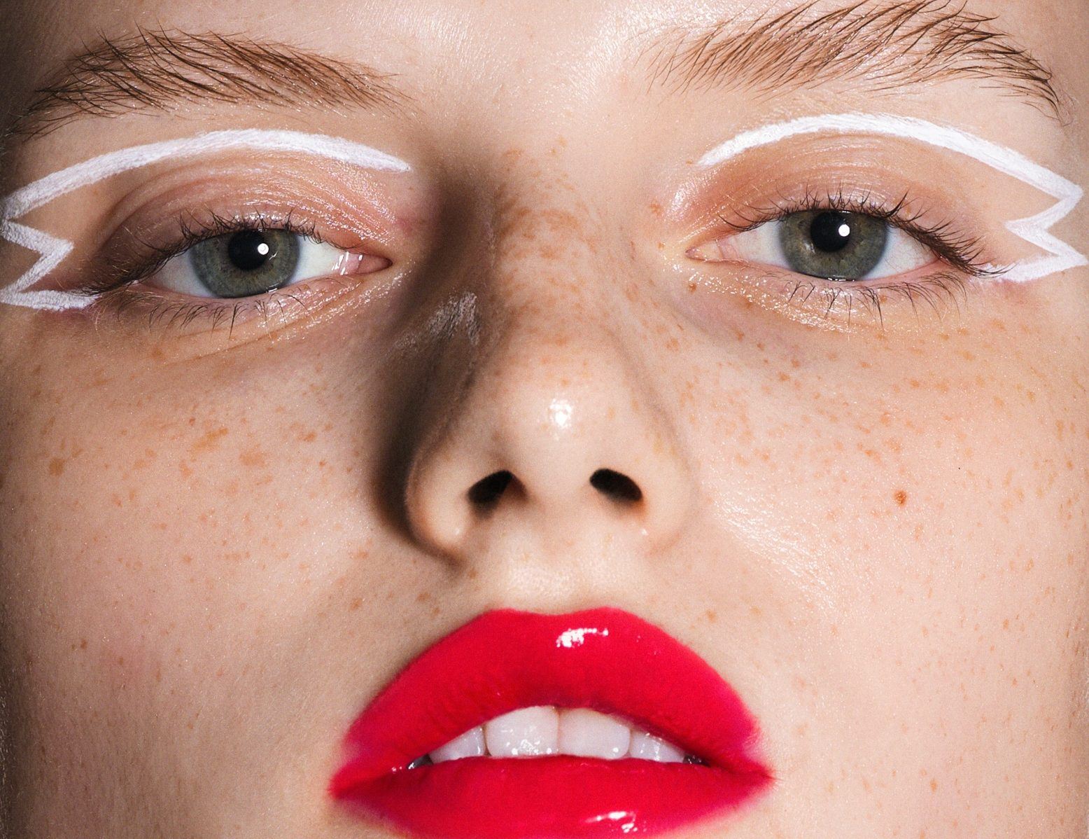 Colorful makeup: Τα πρώτα μακιγιάζ της χρονιάς είναι πιο ζωηρά από ποτέ