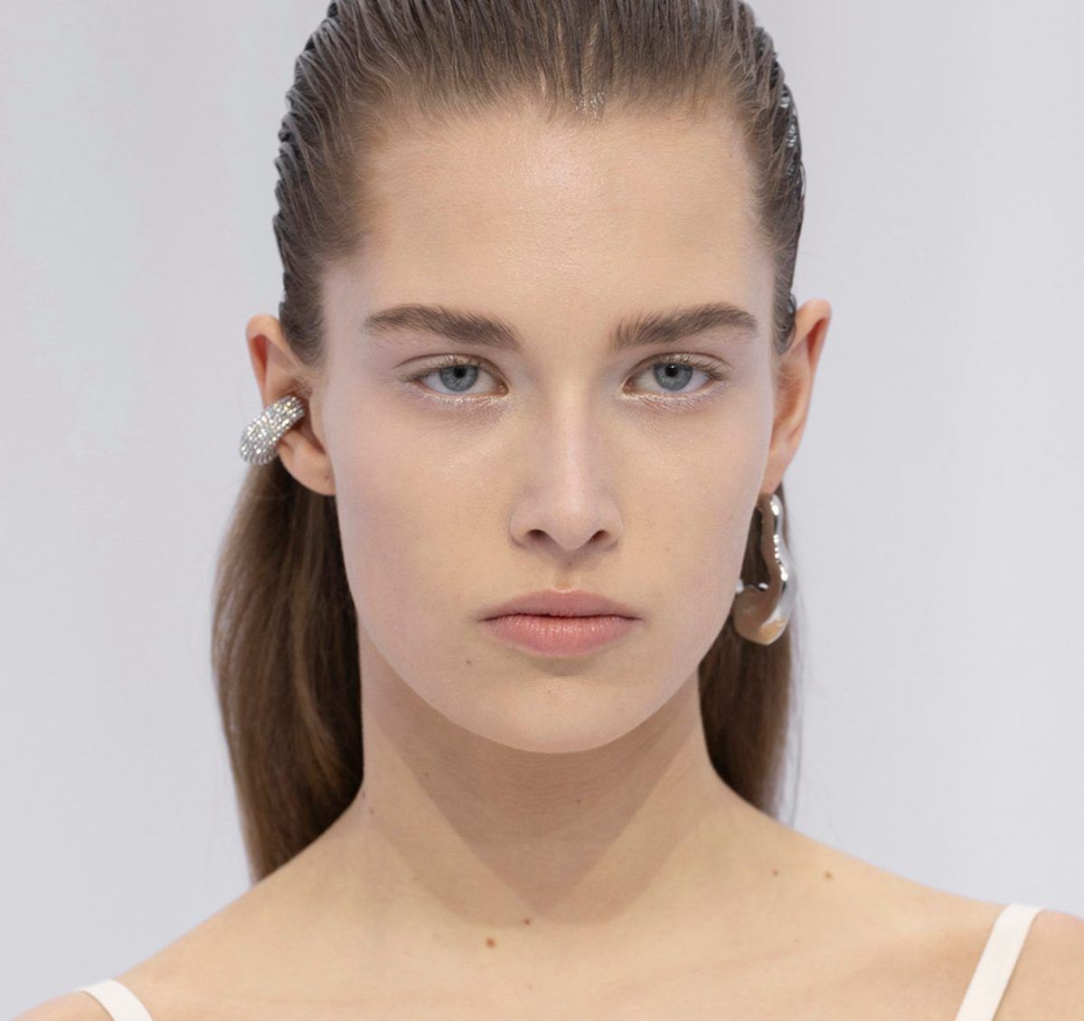 Concealer tricks: 2 μυστικά στην εφαρμογή που θα σου εξασφαλίσουν πιο φωτεινό βλέμμα