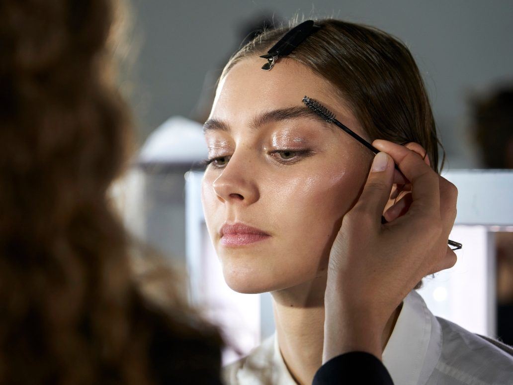 Βρήκαμε το brow gel που «έριξε» το διαδίκτυο και χαρίζει άψογα φρύδια