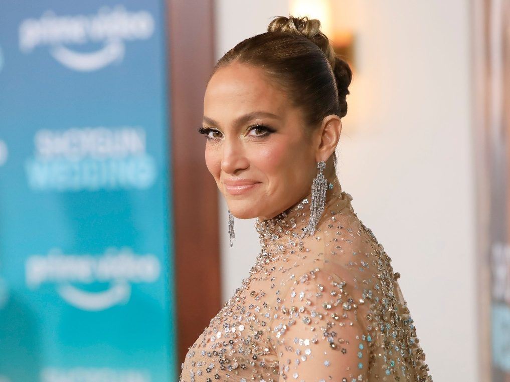 Η Jennifer Lopez υιοθέτησε για το μανικιούρ της δύο από τα μεγαλύτερα nail trends του 2023