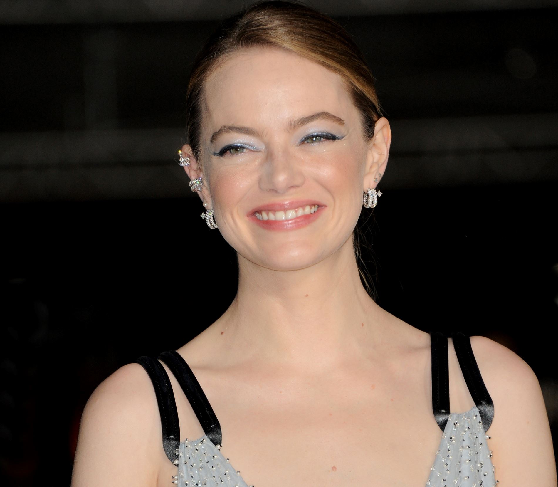 Αυτή η υποδειγματική εμφάνιση της Emma Stone μας έπεισε να βάλουμε χρώμα στα πανωφόρια μας