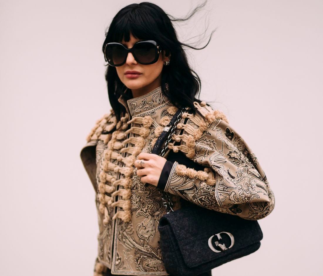 Napoleon Jacket: Η τάση που ξεχώρισε στο street style της εβδομάδας μόδας του Παρισιού