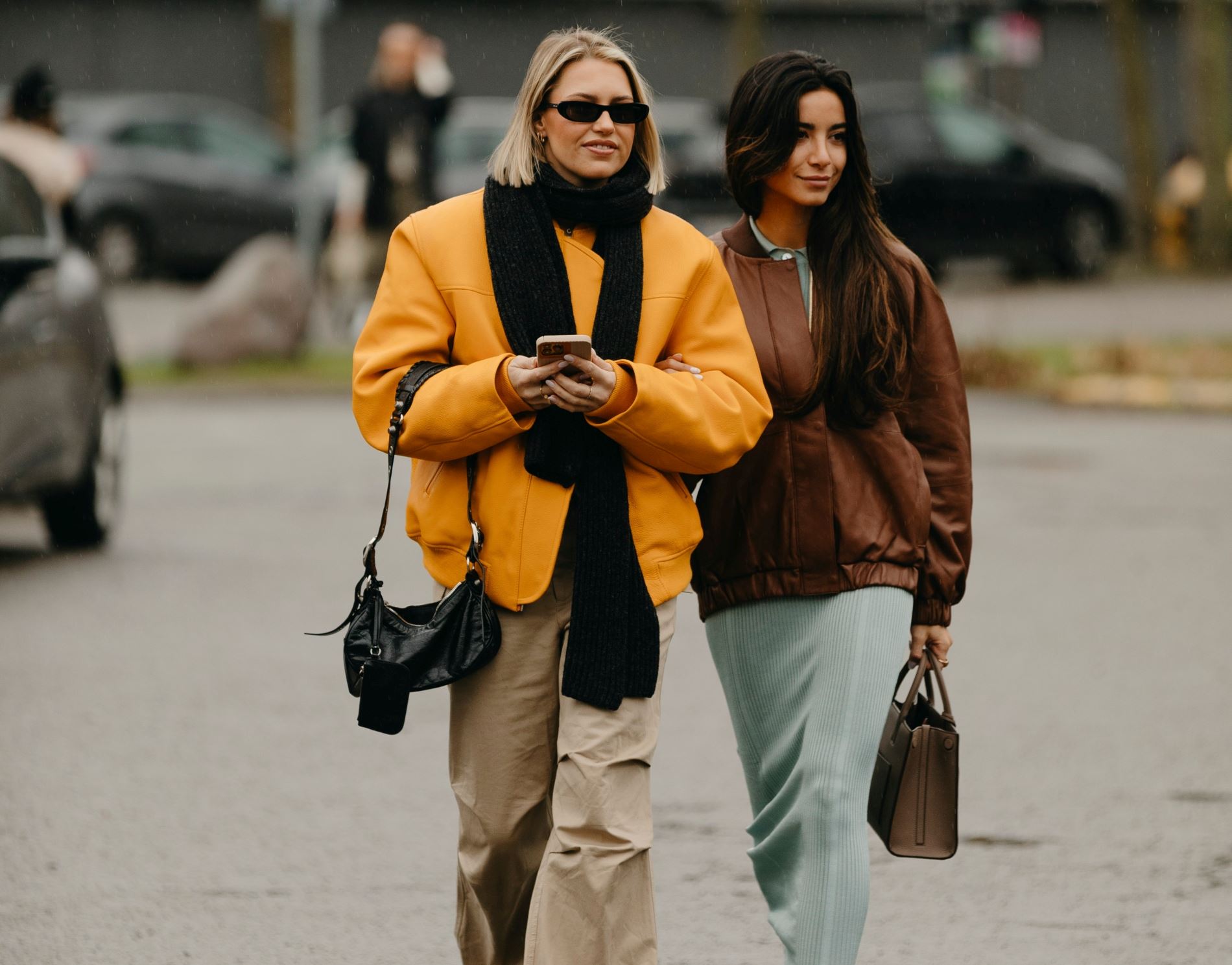 Οι fashion influencers μοιράζονται τα μυστικά τους για να μείνεις άνετη και στιλάτη σε σπιτικό κάλεσμα