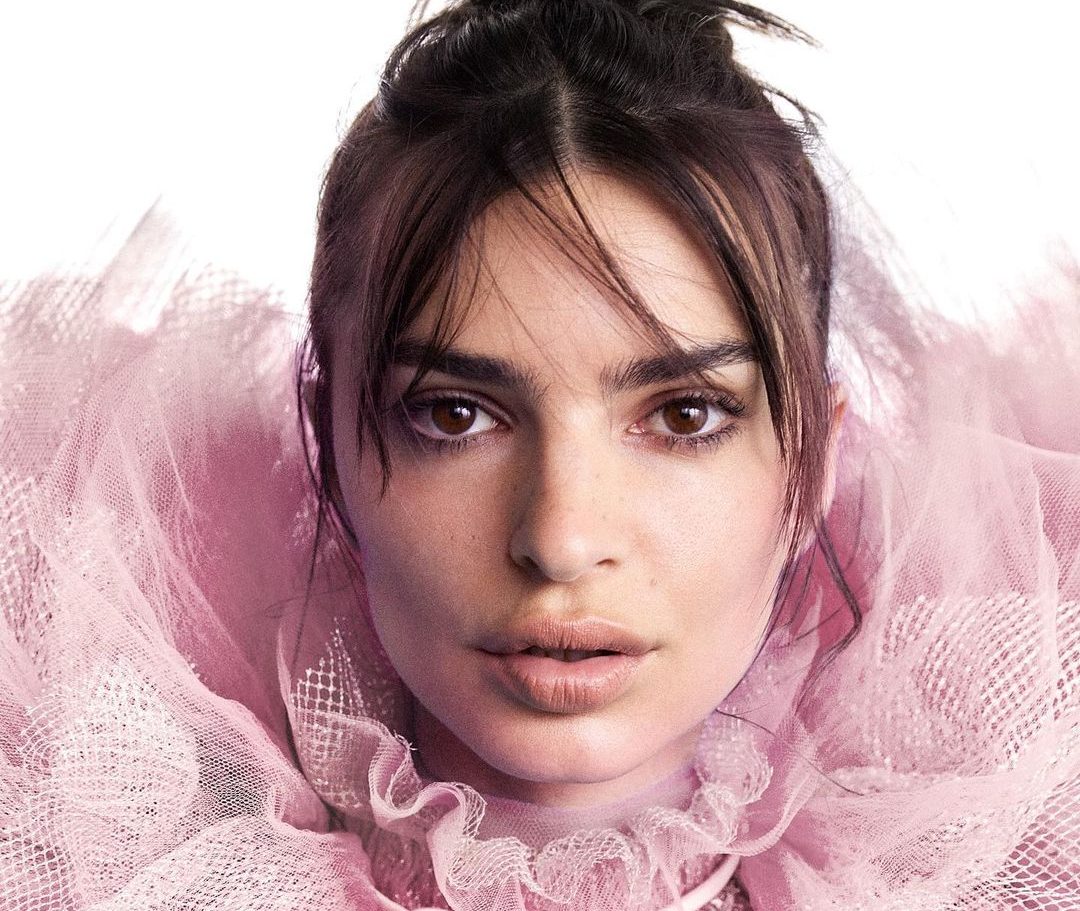 Emily Ratajkowski: Είναι η νέα μούσα για iconic άρωμα γνωστού οίκου