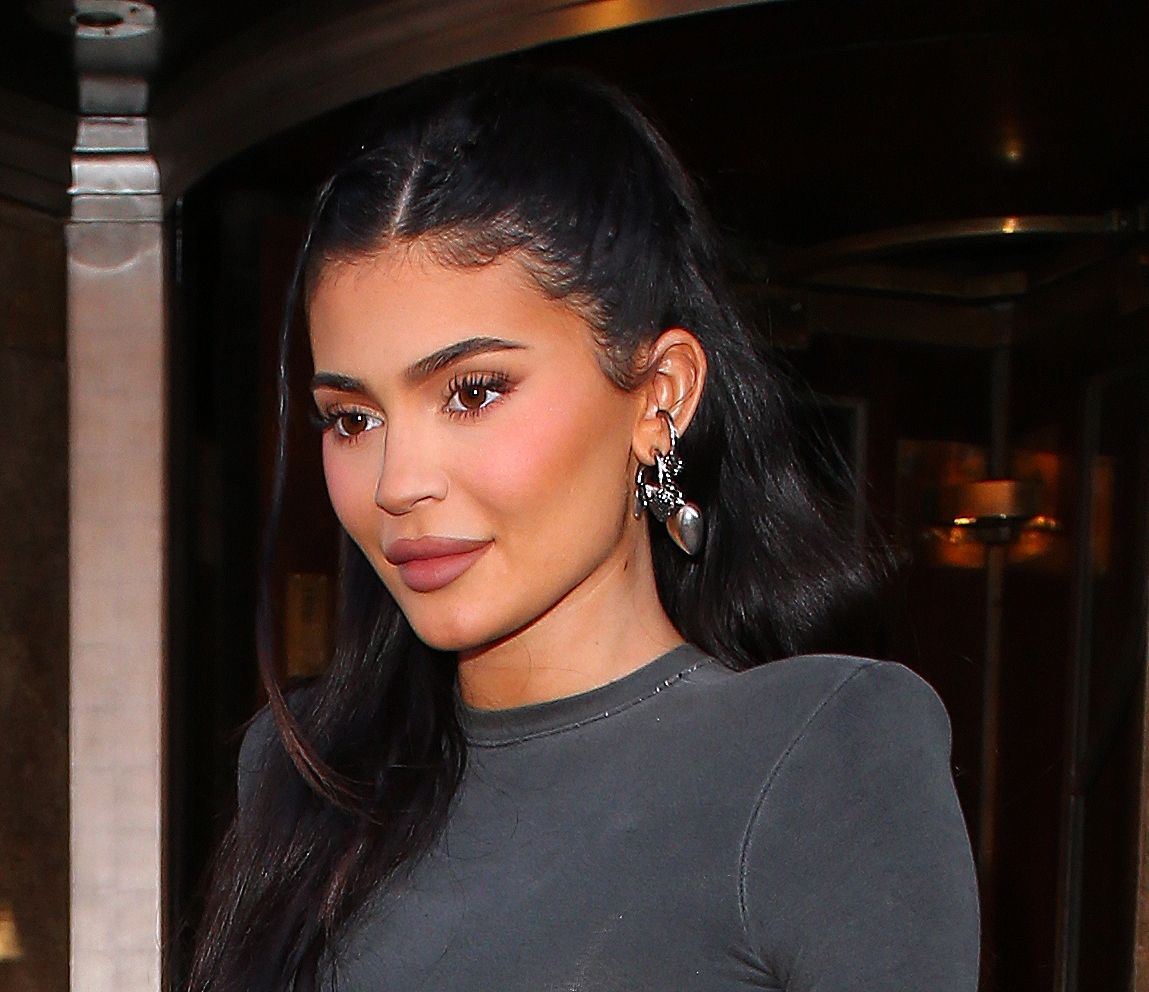 Η απίστευτη εμφάνιση της Kylie Jenner στο show του Schiaparelli περιλαμβάνει το κεφάλι ενός λιονταριού