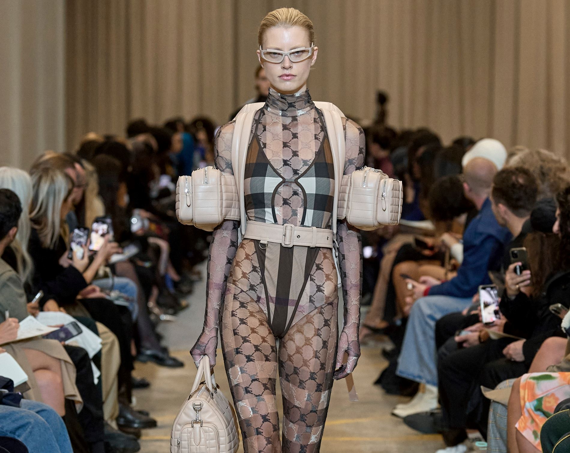 Burberry: Αυτό είναι το νέο logo του Οίκου
