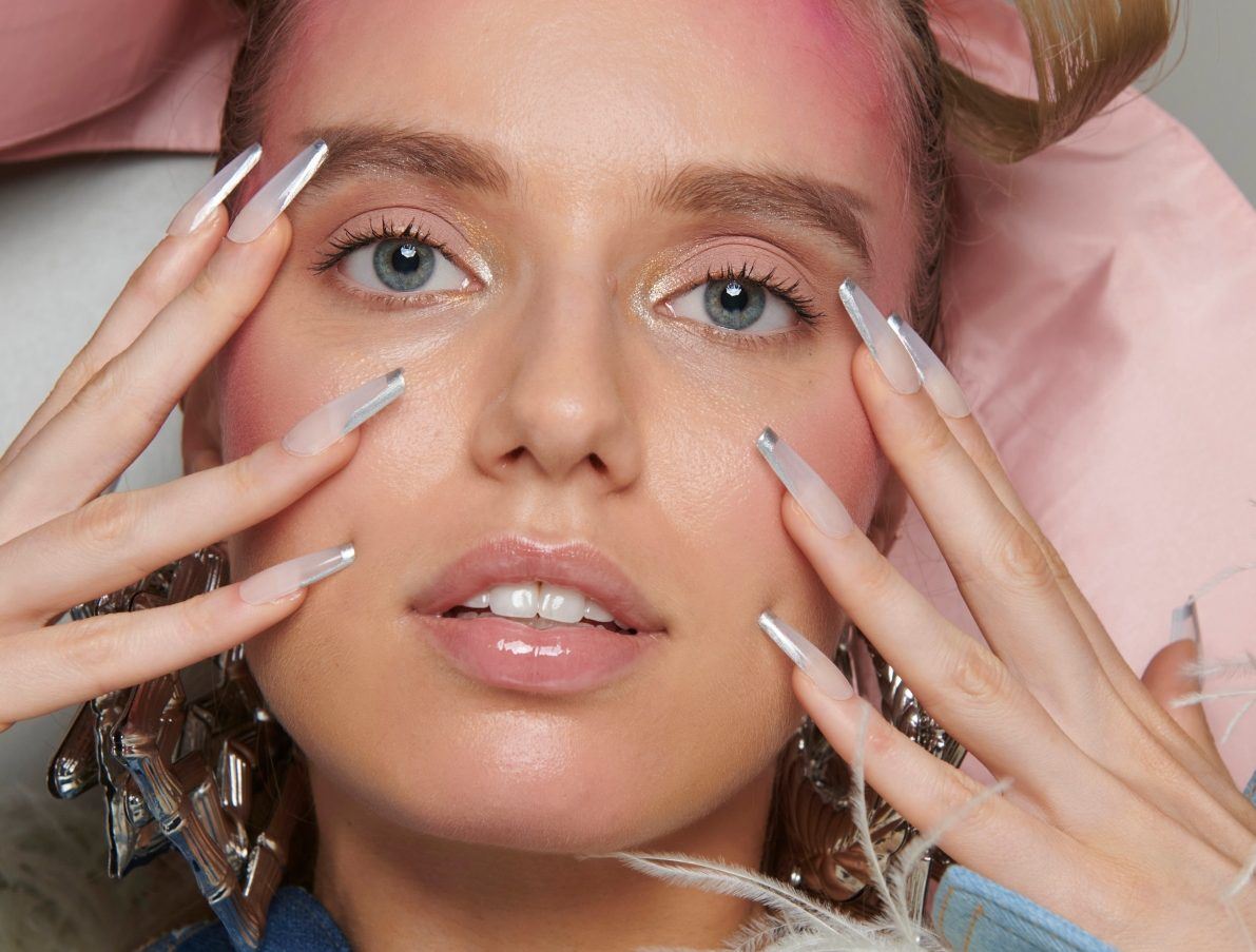 6 nail trends που είδαμε στα runways για τη σεζόν SS23 και σίγουρα θα τολμήσουμε