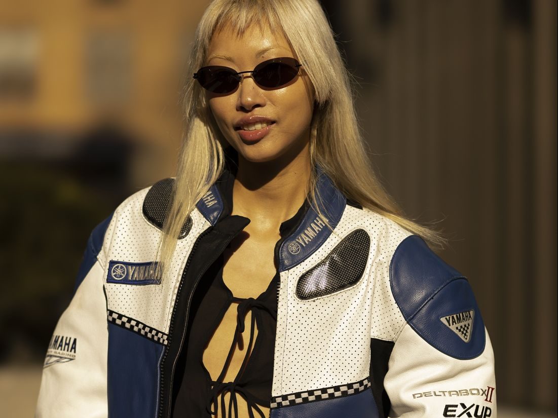 Moto Jacket: Από τη διεθνούς φήμης τραγουδίστρια Rosalía, στα catwalks των μεγάλων οίκων και αισίως στους δρόμους