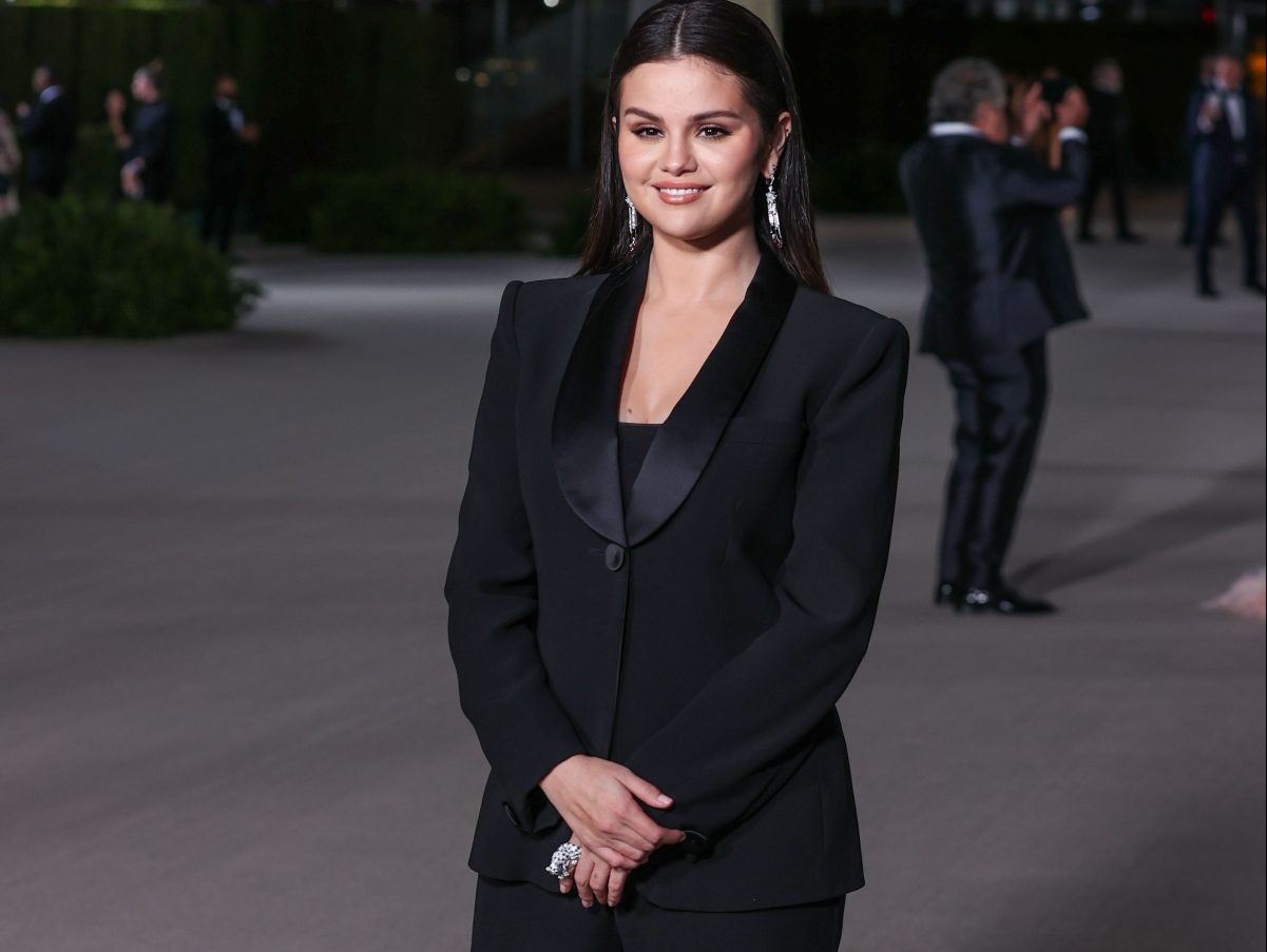 To floral μανικιούρ της Selena Gomez είναι η ιδανική πρόταση για την άνοιξη