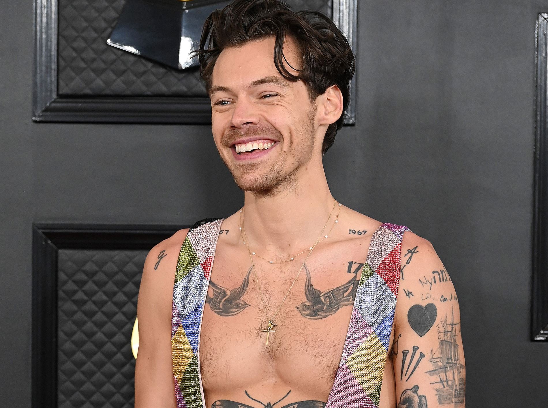 Grammy 2023: Η ολόσωμη φόρμα του Harry Styles που νίκησε όλες τις εκκεντρικές παρουσίες, η σαρωτική Beyoncé και πολύ βολάν