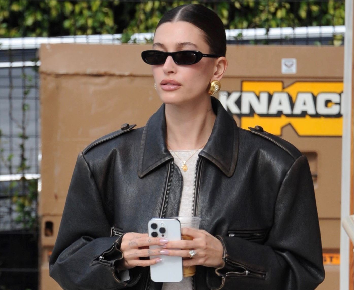 Πώς να φορέσεις τα loafer σου σαν τη Hailey Bieber