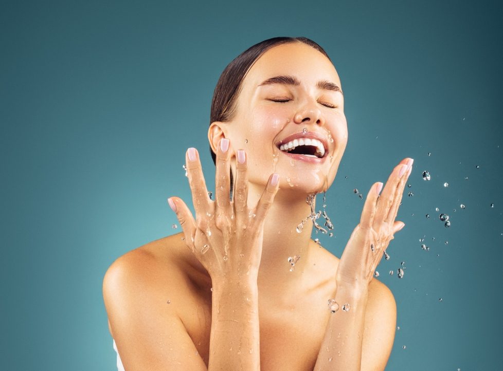 Skin Flooding: Όσα ξέρουμε για τη skincare συνήθεια που πρωταγωνιστεί στα social media και κάνει θαύματα