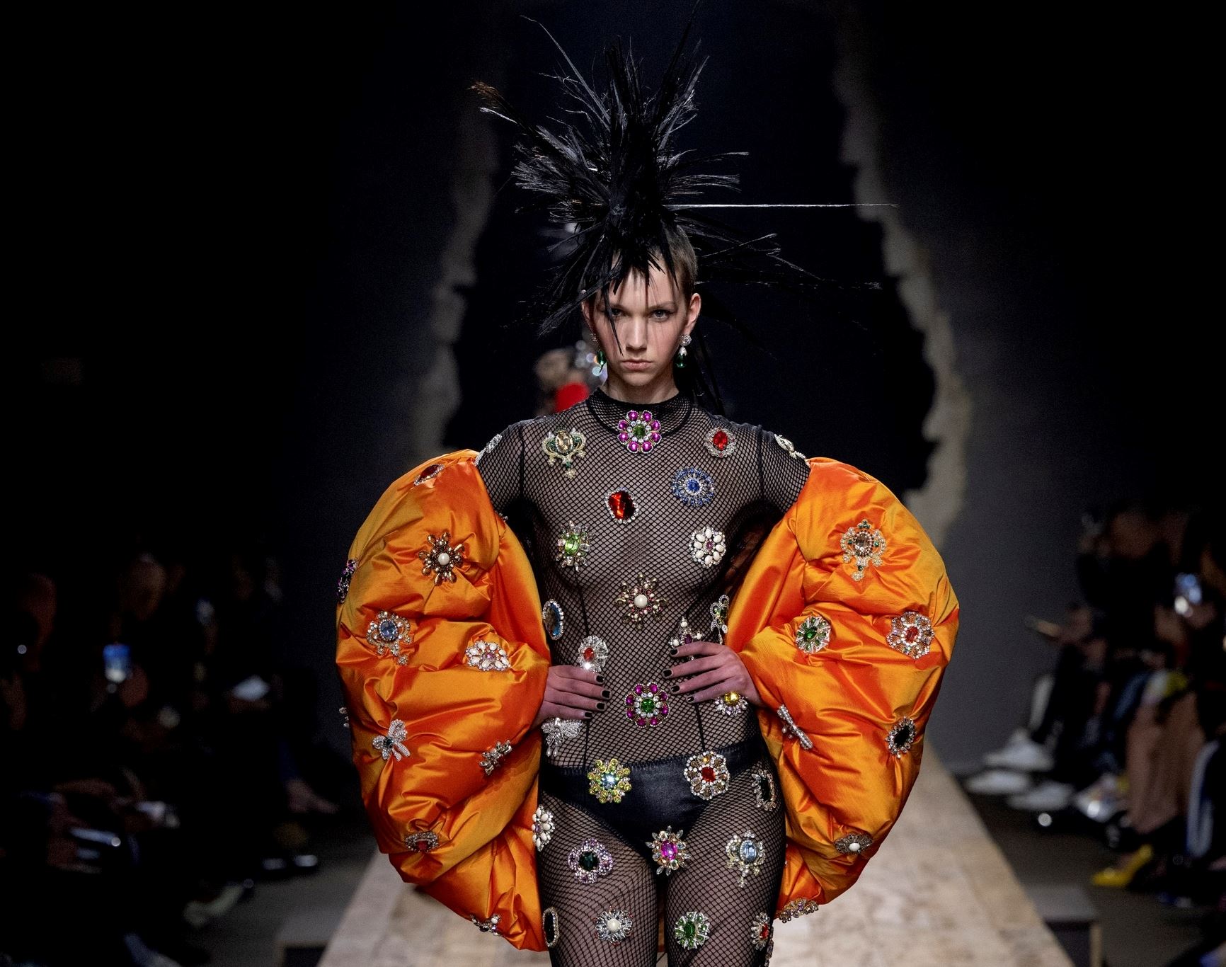 Moschino FW23: Από τον σουρεαλισμό του Salvador Dalí στο aristo-punk που επαναπροσδιορίζει την αισθητική του οίκου