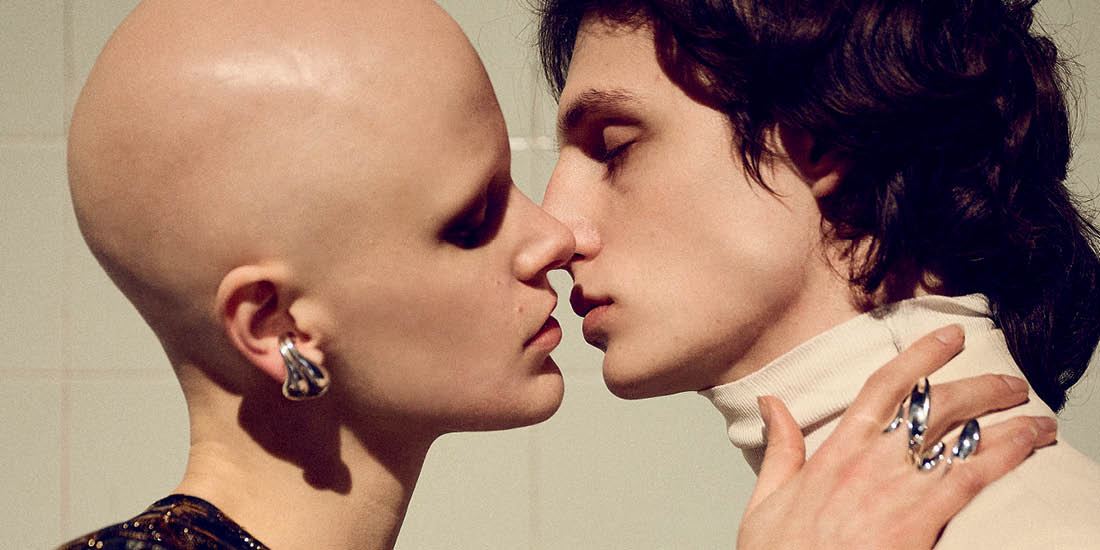 Love Is Love: Ανδρόγυνο, ψυχεδέλεια και λάμψη, όπως θα τα φορούσαν ο Mick και η Bianca Jagger