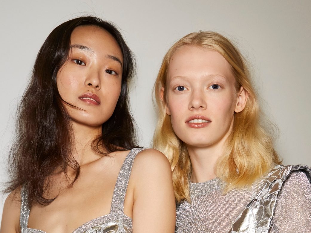 Θες πιο λαμπερή επιδερμίδα; 3 συνήθειες που πρέπει να εντάξεις στη ρουτίνα σου για να δεις διαφορά