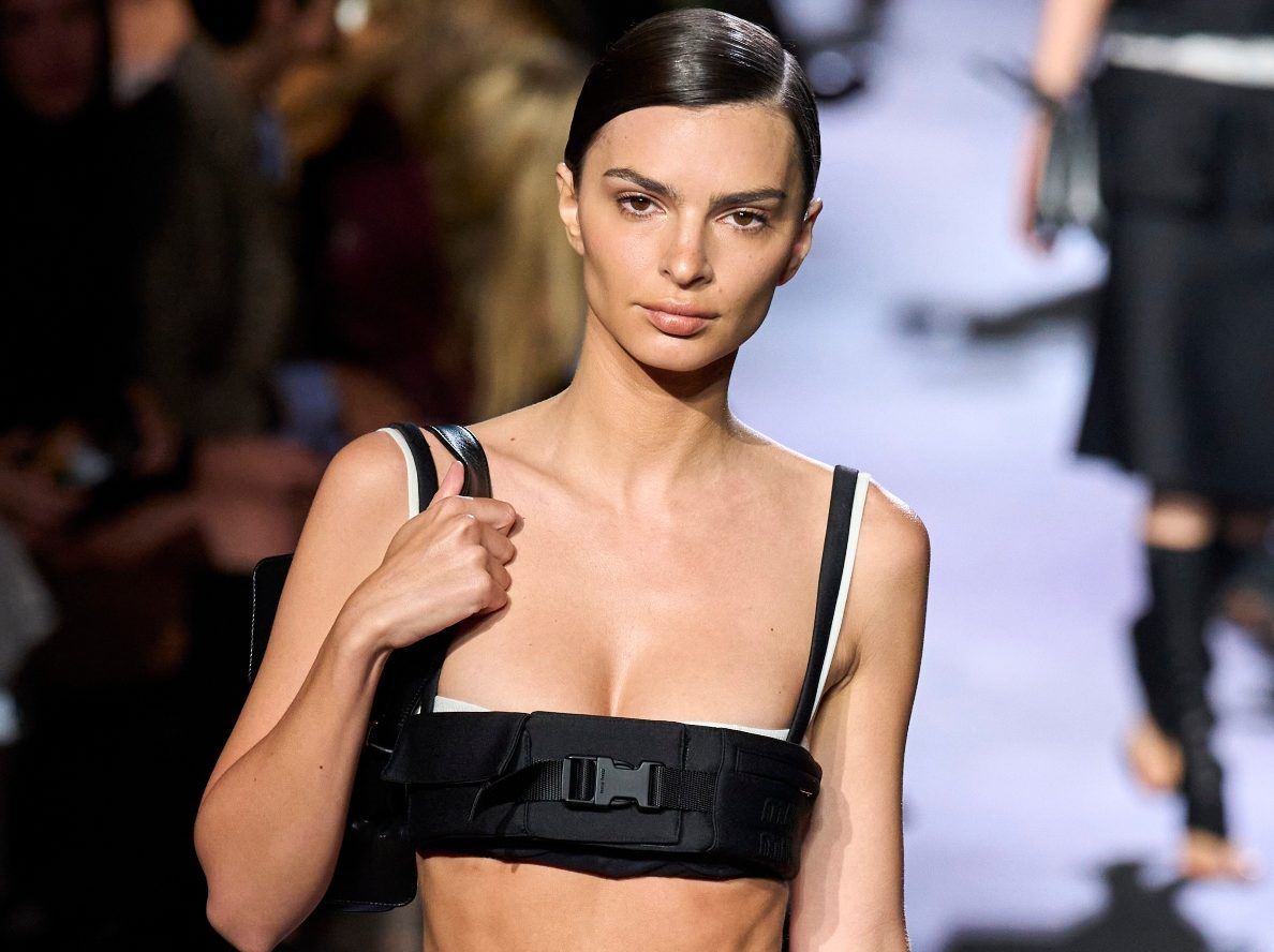 Η Emily Ratajkowski αγνώριστη με κοντό à la garconne κούρεμα