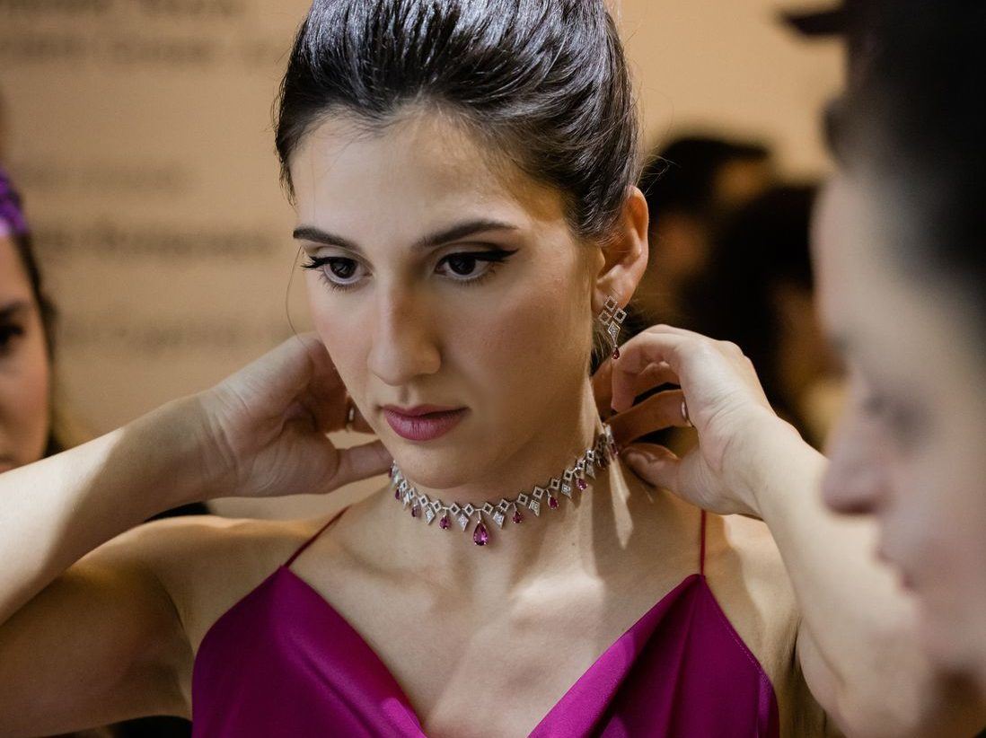 Η jewelry designer Ελίνα Αφεντάκη γέμισε λάμψη το Μουσείο Κυκλαδικής Τέχνης