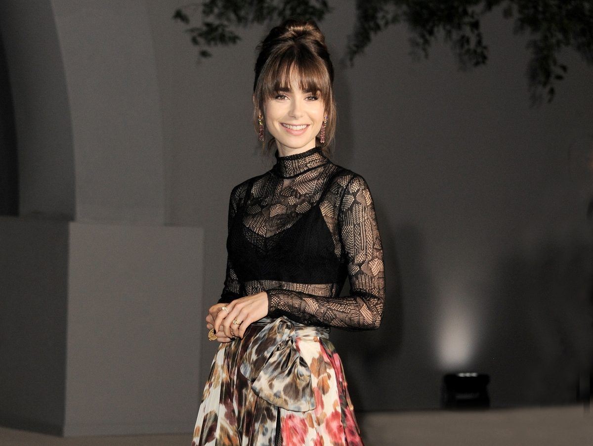 To dry shampoo που «ορκίζεται» η Lily Collins πωλείται κάθε 4 δευτερόλεπτα στο κόσμο